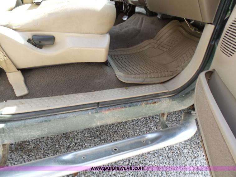 image for item AV9978 2000 Ford F250 Super Duty Lariat Crew Cab pickup truck