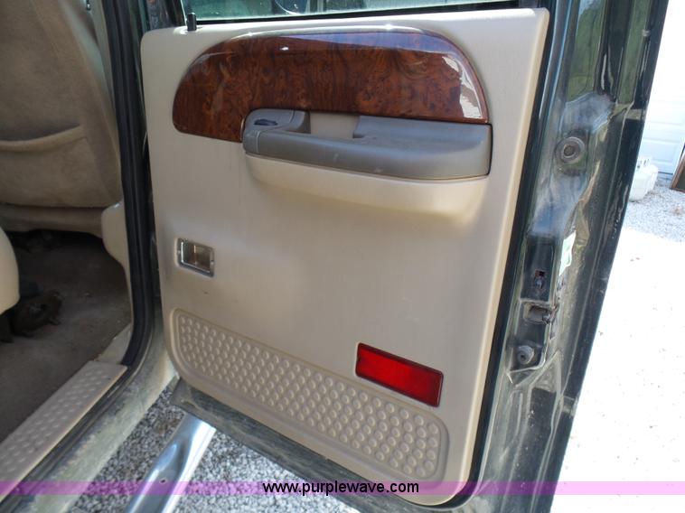 image for item AV9978 2000 Ford F250 Super Duty Lariat Crew Cab pickup truck