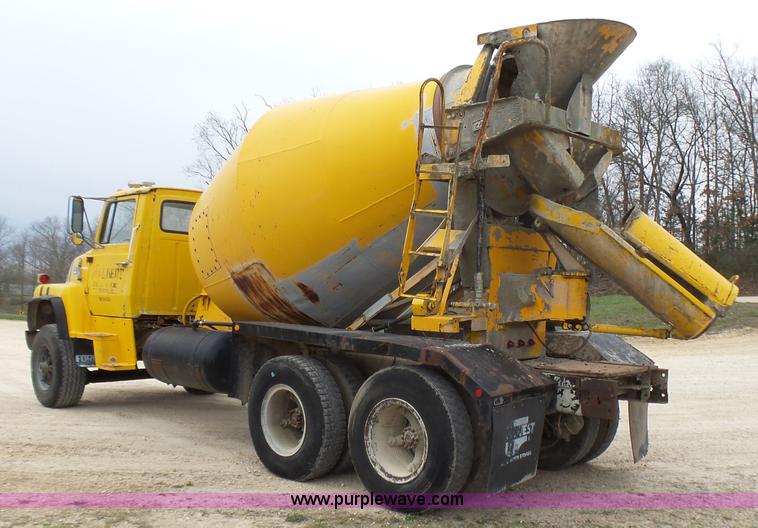 image for item BG9124 1975 Ford LN8000 mixer truck