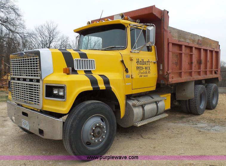 image for item BG9125 1984 Ford LTL9000 dump truck