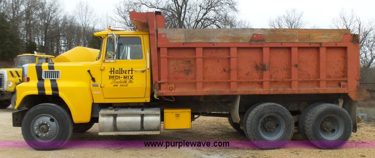image for item BG9125 1984 Ford LTL9000 dump truck