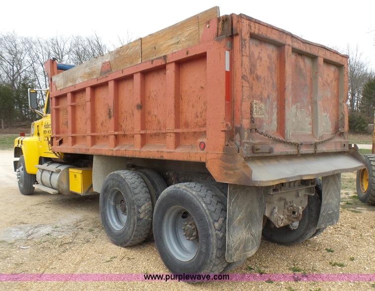 image for item BG9125 1984 Ford LTL9000 dump truck