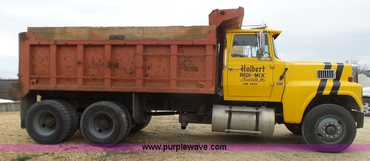 image for item BG9125 1984 Ford LTL9000 dump truck