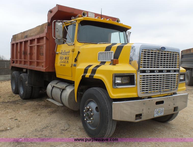 image for item BG9125 1984 Ford LTL9000 dump truck