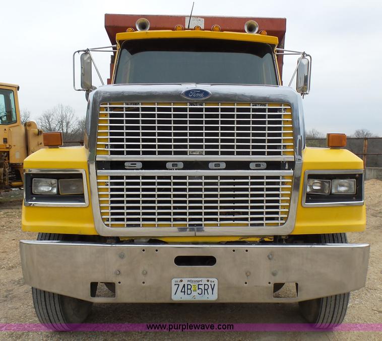 image for item BG9125 1984 Ford LTL9000 dump truck