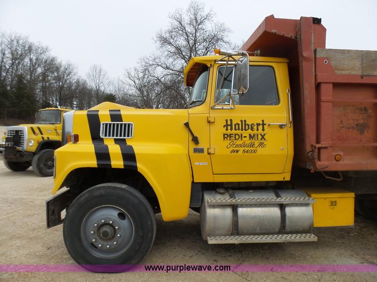 image for item BG9125 1984 Ford LTL9000 dump truck