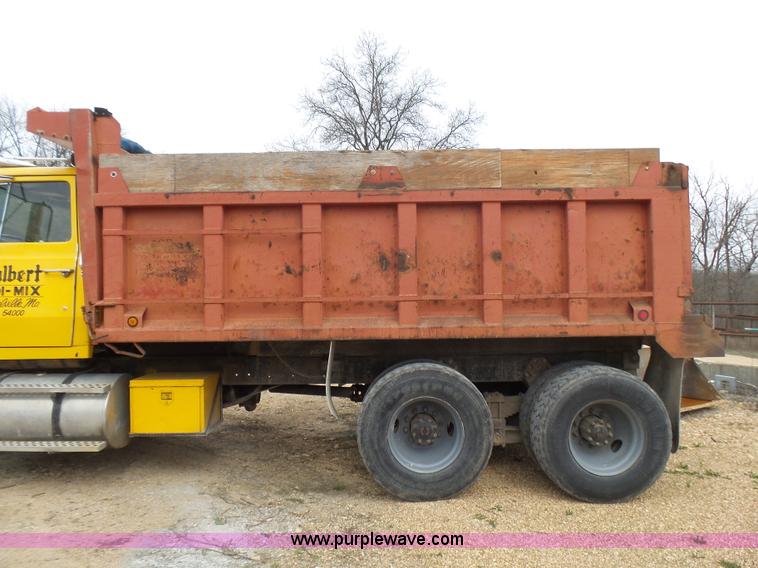 image for item BG9125 1984 Ford LTL9000 dump truck