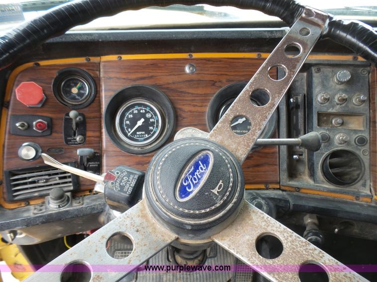 image for item BG9125 1984 Ford LTL9000 dump truck