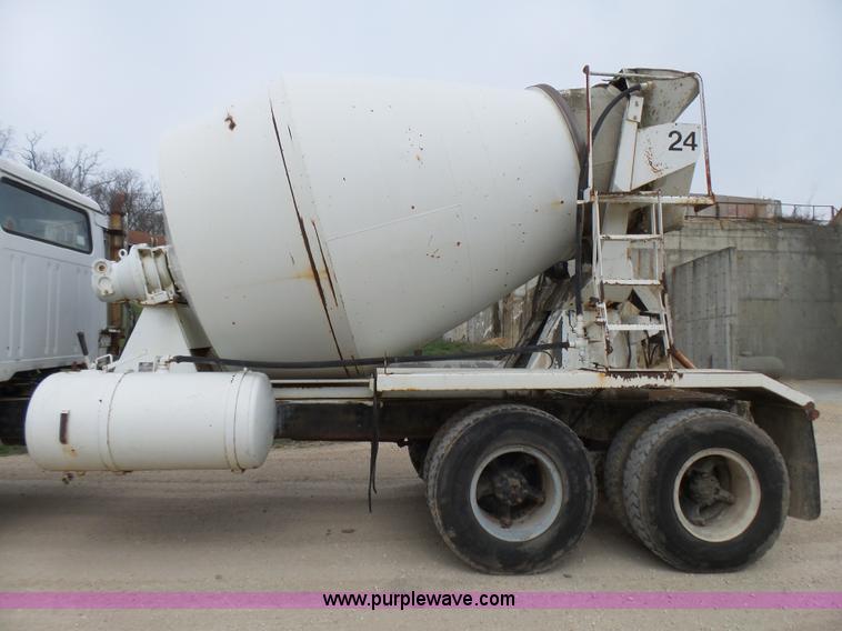 image for item BG9128 1979 International F2574 mixer truck