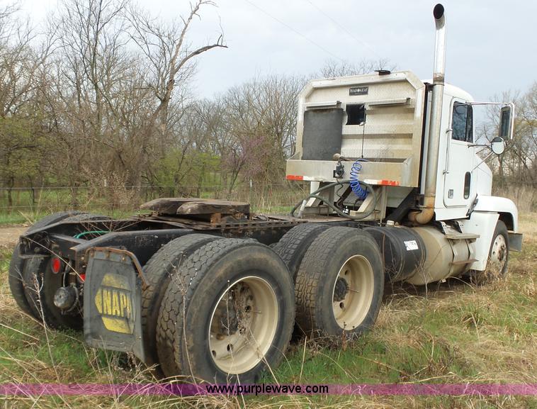 image for item BL9540 1990 Freightliner FLD semi truck