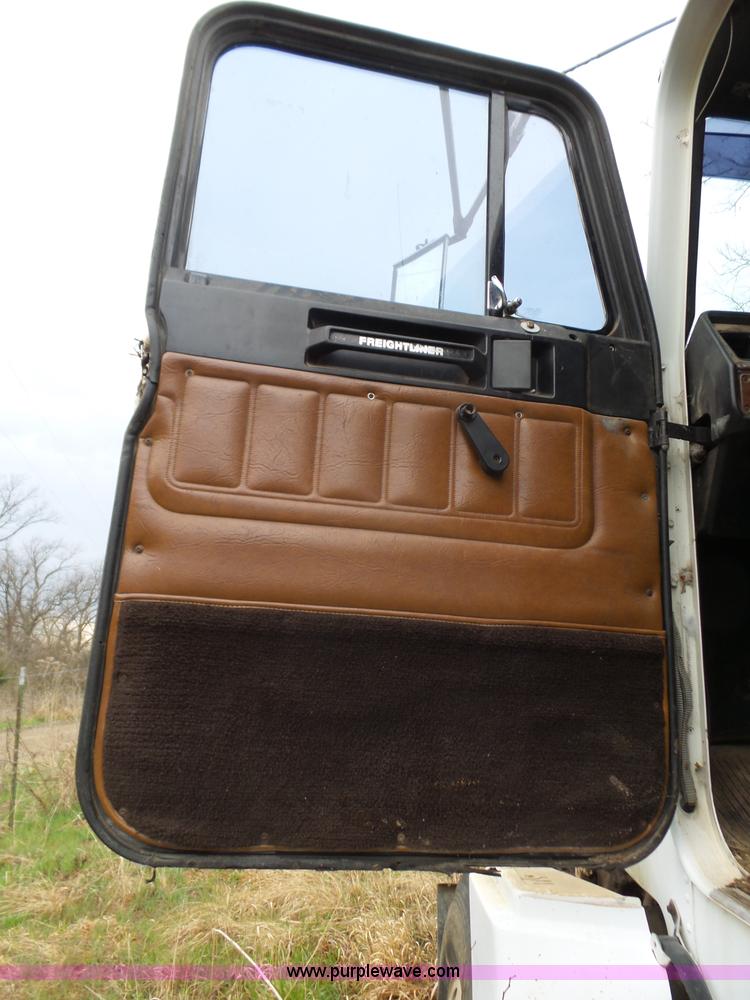 image for item BL9540 1990 Freightliner FLD semi truck