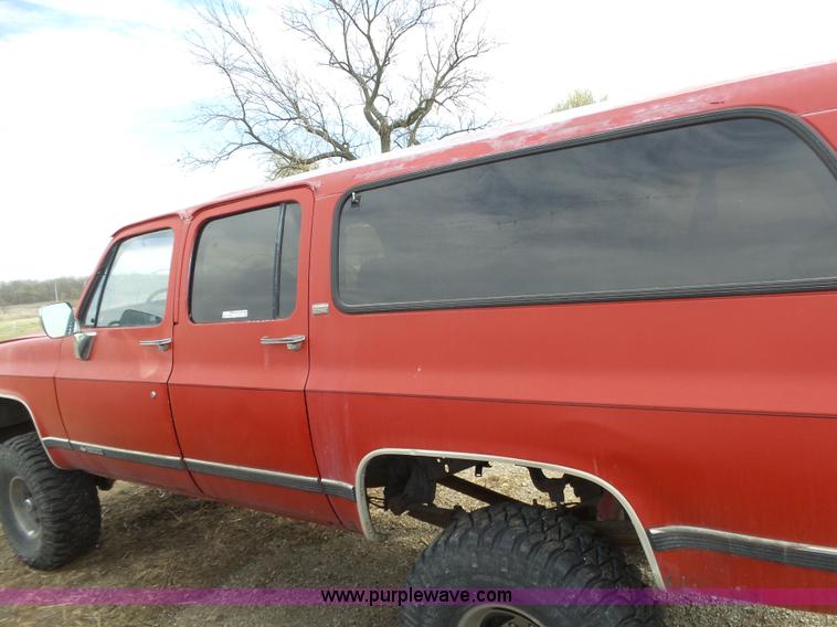 image for item BL9574 1990 Chevrolet Suburban V1500 SUV