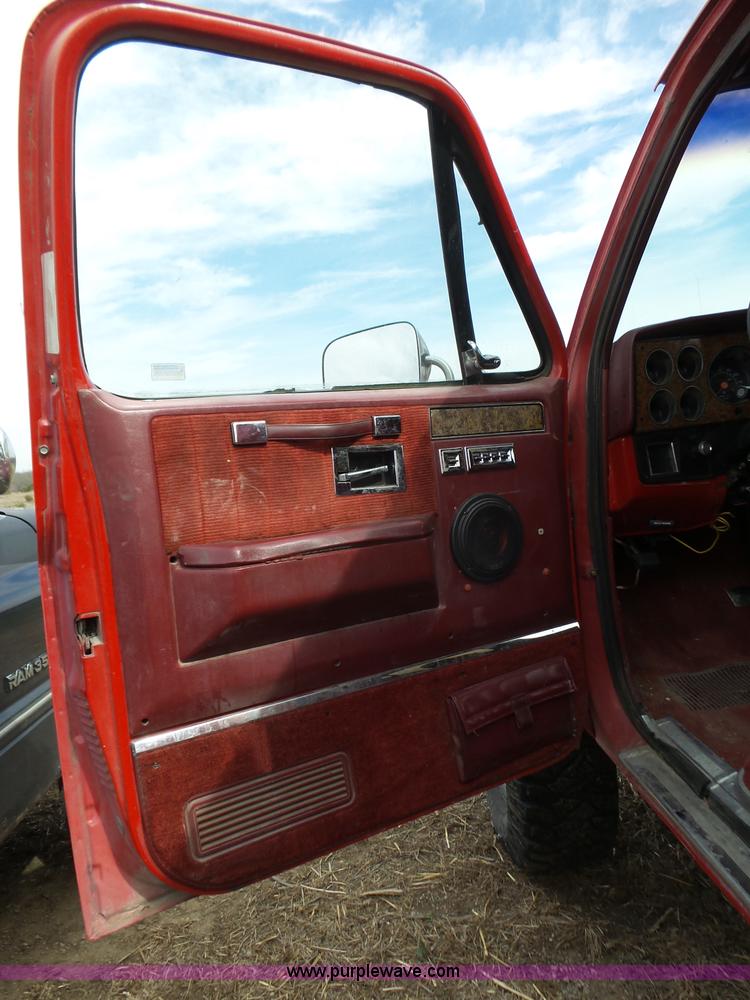 image for item BL9574 1990 Chevrolet Suburban V1500 SUV