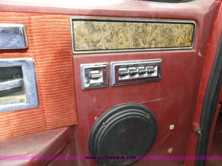 image for item BL9574 1990 Chevrolet Suburban V1500 SUV