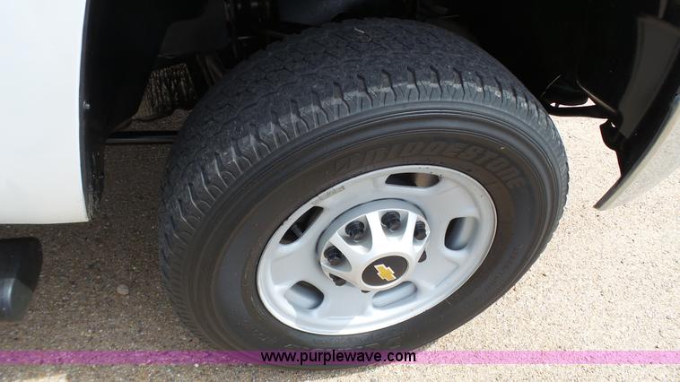 image for item BZ9073 2013 Chevrolet Silverado 2500HD Crew Cab pickup truck