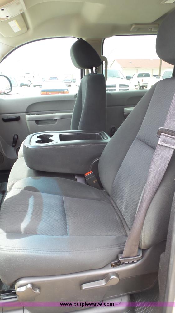 image for item BZ9073 2013 Chevrolet Silverado 2500HD Crew Cab pickup truck