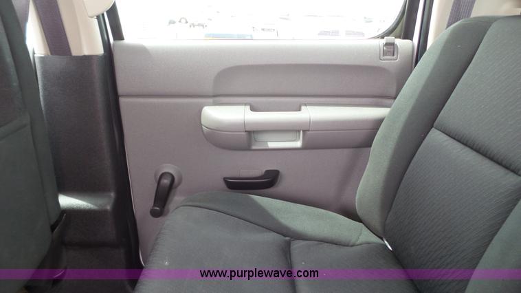 image for item BZ9073 2013 Chevrolet Silverado 2500HD Crew Cab pickup truck