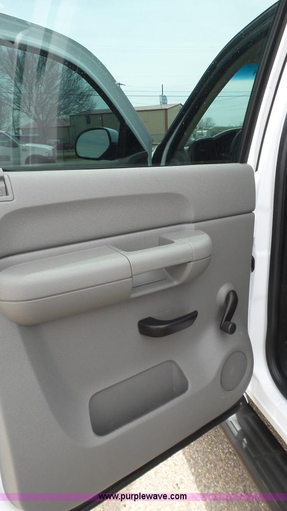 image for item BZ9073 2013 Chevrolet Silverado 2500HD Crew Cab pickup truck