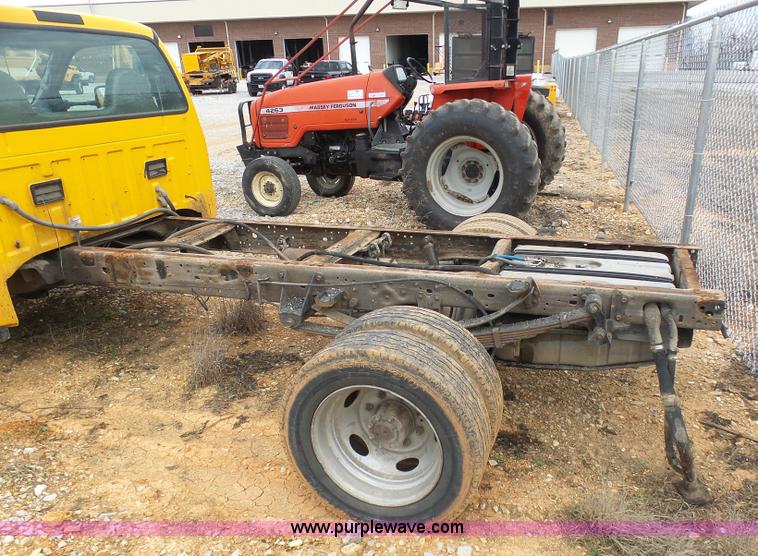 image for item G3711 2001 Ford F550 truck cab and chassis
