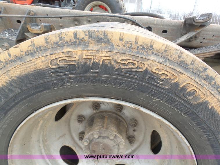 image for item G3711 2001 Ford F550 truck cab and chassis