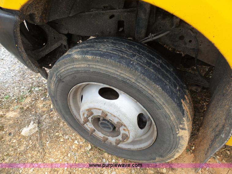 image for item G3711 2001 Ford F550 truck cab and chassis