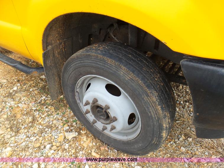 image for item G3711 2001 Ford F550 truck cab and chassis