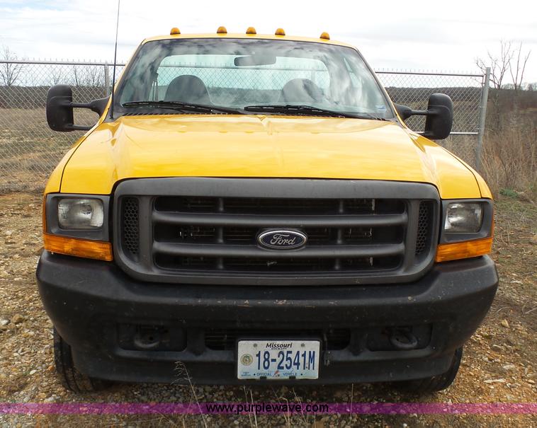 image for item G3711 2001 Ford F550 truck cab and chassis