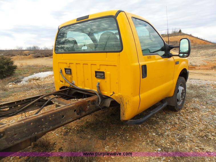 image for item G3711 2001 Ford F550 truck cab and chassis