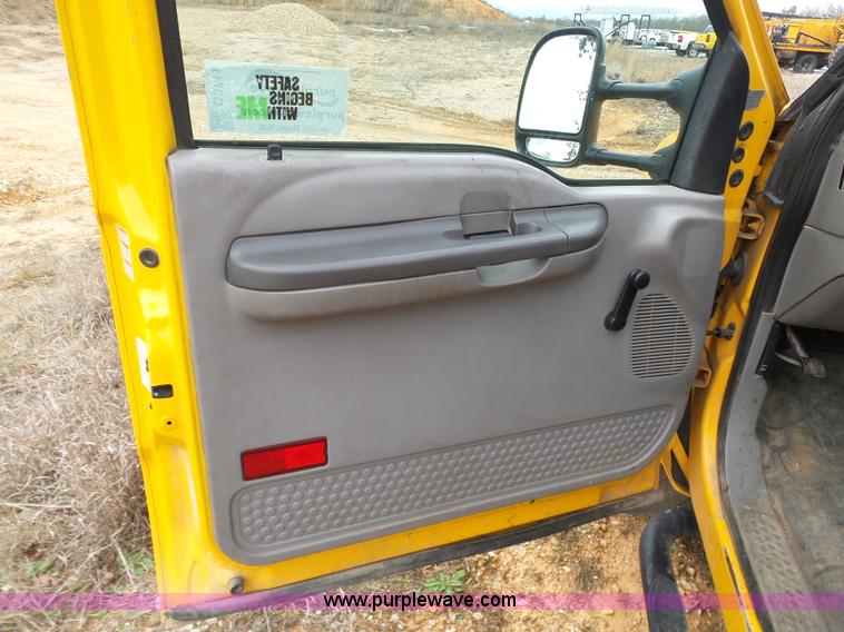 image for item G3711 2001 Ford F550 truck cab and chassis