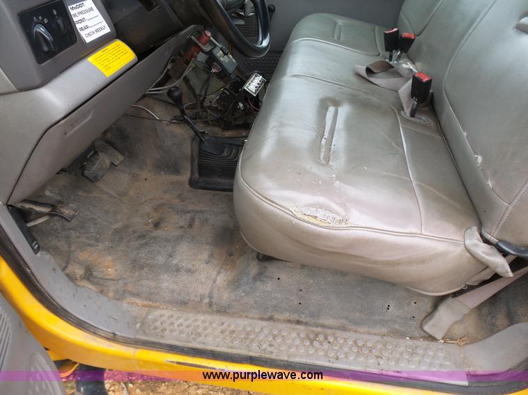 image for item G3711 2001 Ford F550 truck cab and chassis