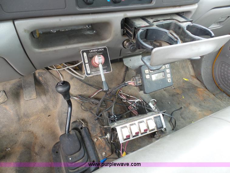 image for item G3711 2001 Ford F550 truck cab and chassis