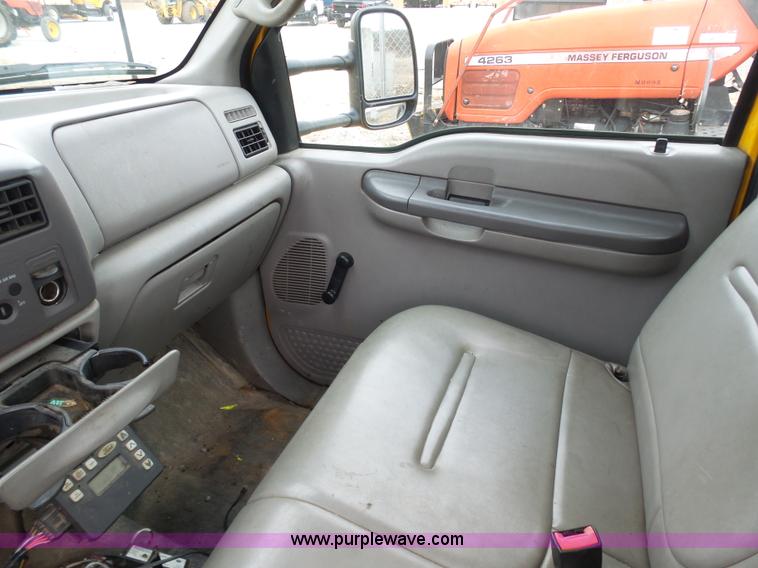 image for item G3711 2001 Ford F550 truck cab and chassis