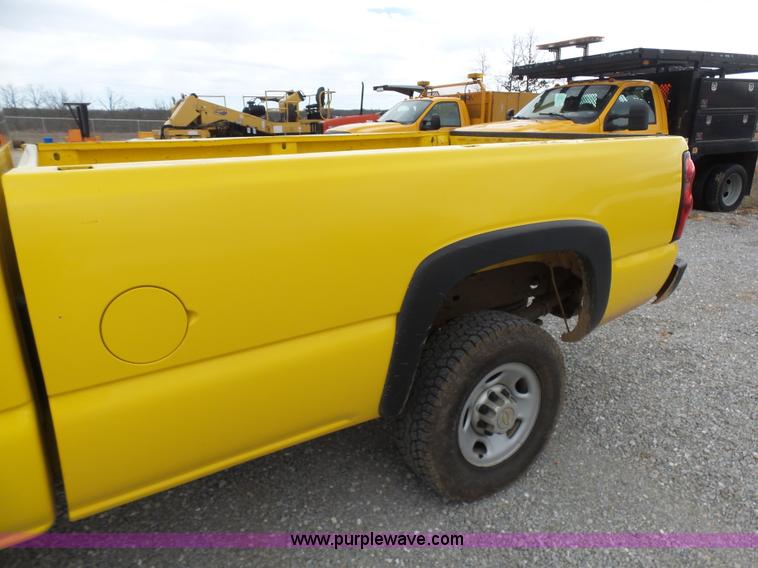 image for item G3714 2006 Chevrolet Silverado 2500HD pickup truck