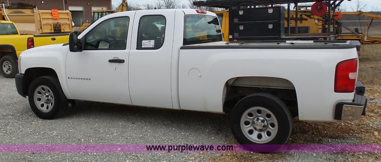 image for item G3715 2007 Chevrolet Silverado 1500 Ext. Cab pickup truck