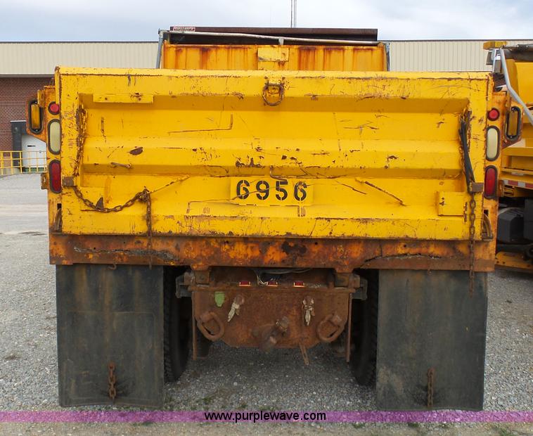 image for item G3717 2002 International 4900 dump truck
