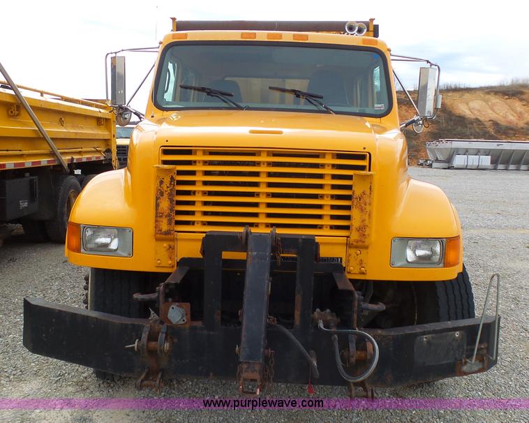 image for item G3717 2002 International 4900 dump truck