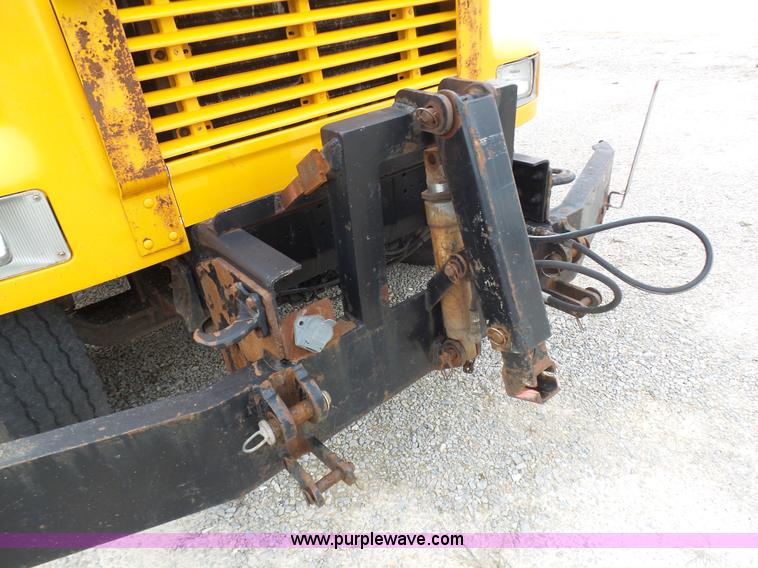 image for item G3717 2002 International 4900 dump truck