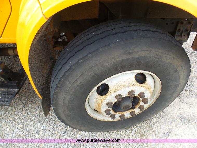 image for item G3717 2002 International 4900 dump truck