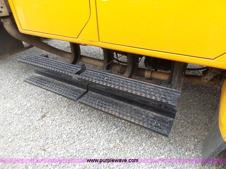 image for item G3717 2002 International 4900 dump truck