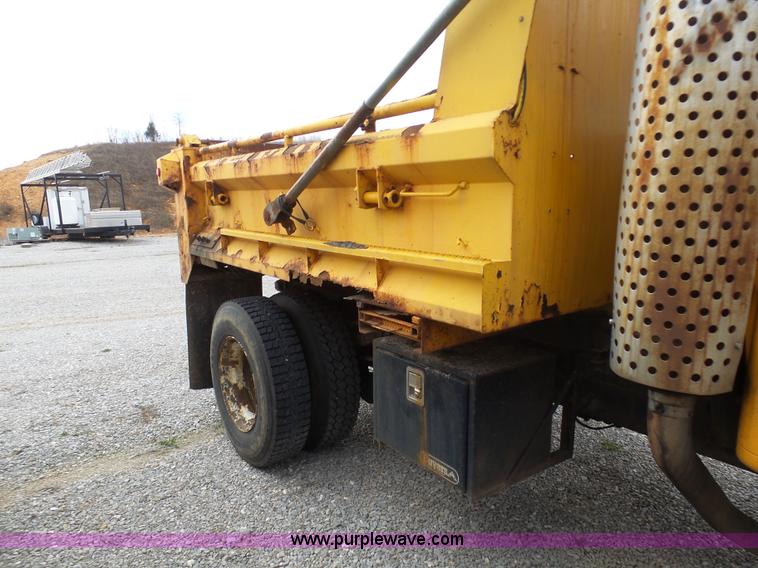 image for item G3717 2002 International 4900 dump truck