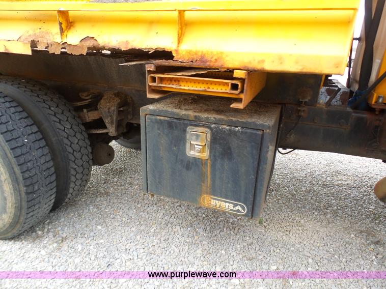 image for item G3717 2002 International 4900 dump truck