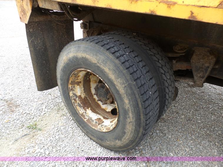 image for item G3717 2002 International 4900 dump truck