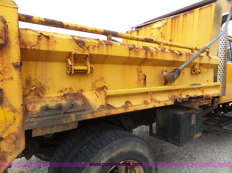 image for item G3717 2002 International 4900 dump truck