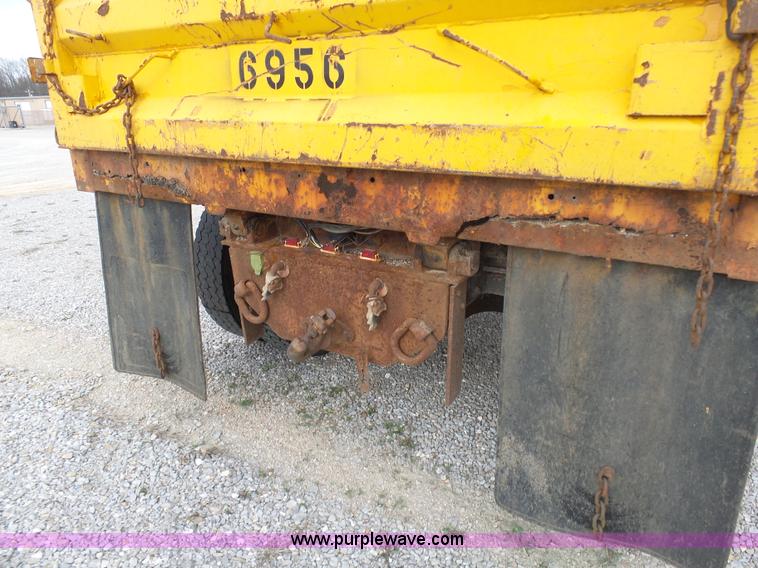 image for item G3717 2002 International 4900 dump truck