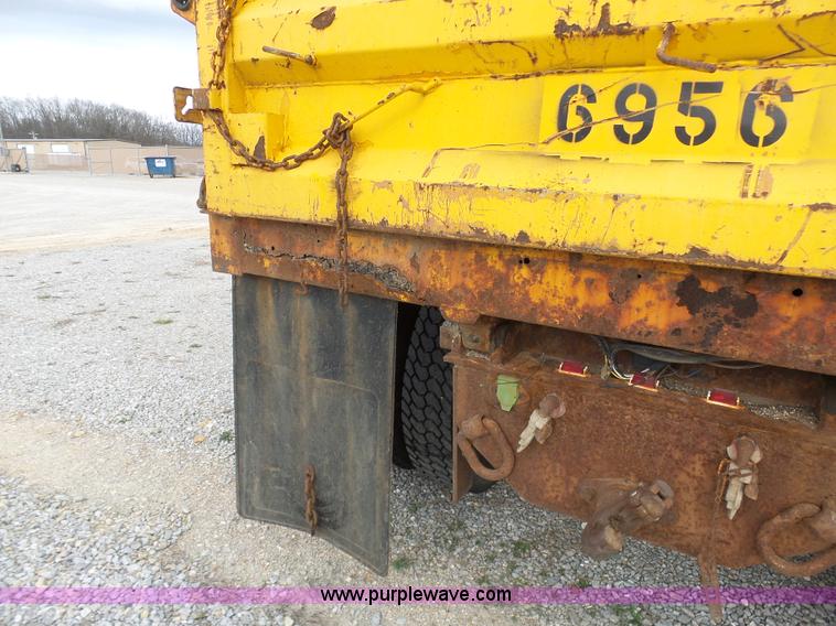 image for item G3717 2002 International 4900 dump truck
