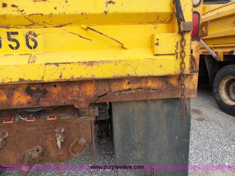 image for item G3717 2002 International 4900 dump truck