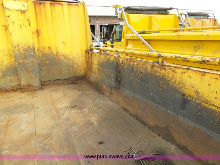 image for item G3717 2002 International 4900 dump truck