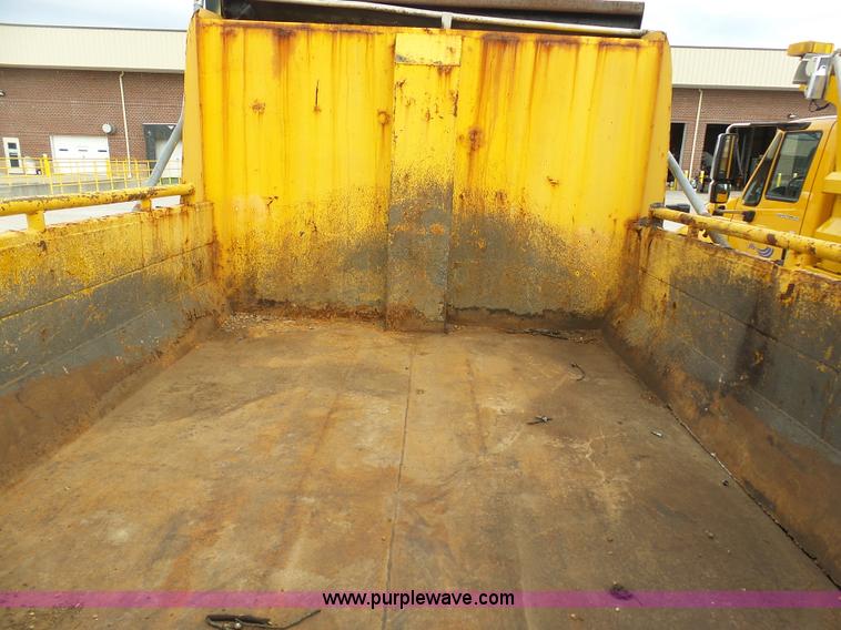 image for item G3717 2002 International 4900 dump truck