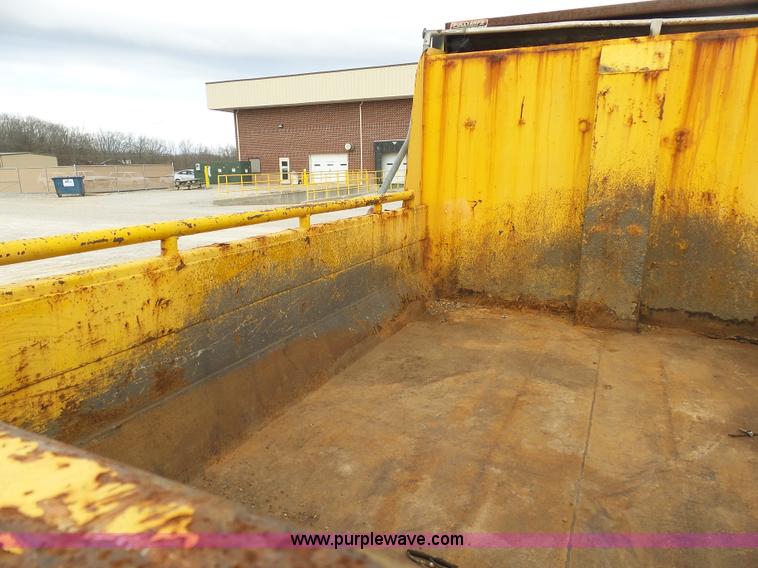 image for item G3717 2002 International 4900 dump truck