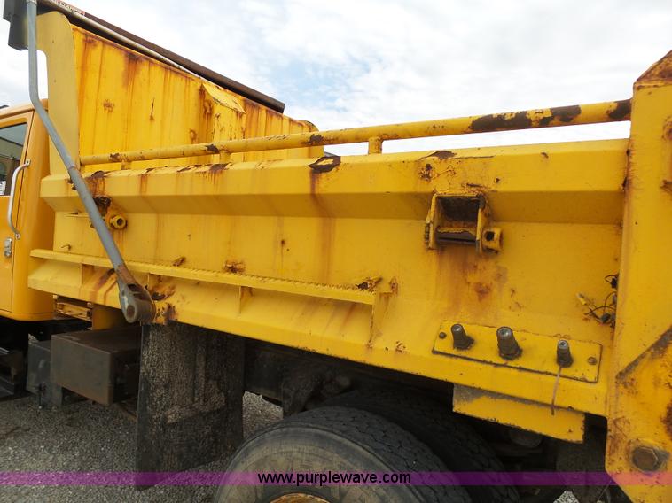 image for item G3717 2002 International 4900 dump truck